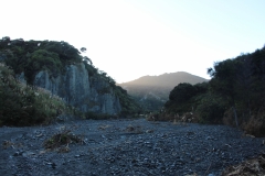 Track im Flußbett auf dem Weg zu den Putangirua Pinnacles