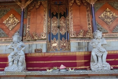 Tür zu einem kleinen Tempel