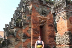 Meinereiner im Bantuan-Tempel; Sarong-Pflicht für alle Besucher