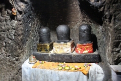 Anbetung von Brahma, Vishnu und Krishna in der Elephant-Cave