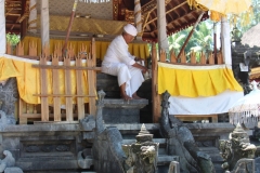 Priester an der Elephant-Cave