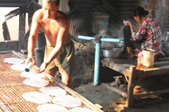 Reispapierherstellung - 24/7 - sie am backen, er am trocknen