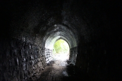 Der fast 300m lange Eisenahntunnel wurde mit Schaufel und Hacke gegraben.... Wahnsinn!