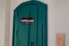 In Erinnerung an die unzähligen transportablen Toiletten in vielen Wochen nach dem Beben