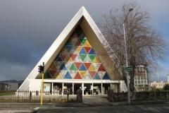 ...die transitional Cathedral, fast vollständig bestehend aus Containern und recyclebarem Material.