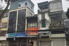 Kleine Häuserfronten in Ha Noi