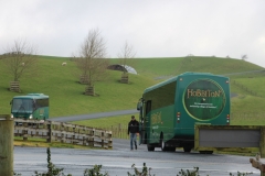 Mit Bussen werden die Besuchergruppen zur Filmkulisse gefahren; aktuell im 15-Minuten-Takt.