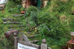 Das Schild vor dem Eingang zu Bilbos Höhle wurde eigenhändig von Elijah Wood angenagelt.