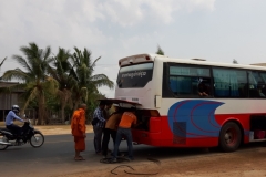 Riemenwechsel beim Bus mit buddhistischer Hilfe