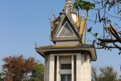 Stupa auf dem Killing field - großes Grab für Skelettteile
