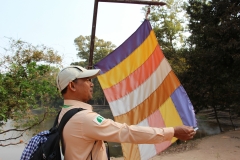 Unser großartiges Tourguide Dyka erklärt am Eingang zu Angkor Wat die buddhistische Flagge.