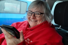 die lachende gute Seele am Telefon mit einer Kraneknschwester sprechend