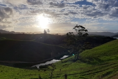 Das sind keine Reisterrassen auf der rechten Seite...