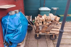 Genug Holz vor der Hütte, um...