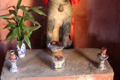 Hund an der alten chinesischen Brücke Hoi An: Der Bau der Brücke wurde im Jahr des Affen begonnen und im Jahr des Hundes abgeschlossen.