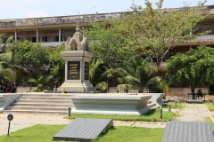 Gdenkstein im Genozidmuseum Phnom Penh