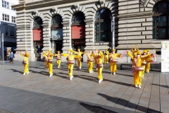 Meditationsgruppe in der Innenstadt