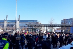 Blick auf die Querdenken-Veranstaltung auf dem Augustusplatz