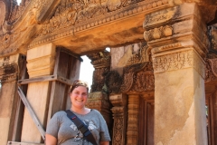 Sus im Eingang von Banteay Srey